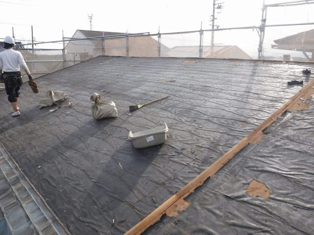 日進市でカラーベスト屋根の葺き替え工事を実施、新規の屋根材を設置し工事を完了いたしました